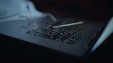 Bu rahat çalışma alanı, dizüstü bilgisayara yerleştirilmiş bardakları gösteriyor, işe odaklanmak ya da çalışmak için mükemmel bir ortam yaratıyor.