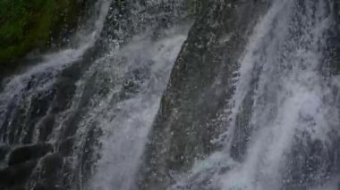 Nefeslendirecek kadar güzel bir şelale engebeli kayalık arazide şelale gibi süzülüyor, canlı yemyeşil yeşilliklerle çevrili.