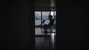 Siluetli bir birey huzur içinde oturur, doğanın çarpıcı görüntüsüne dikkatle bakar, sükuneti teşvik eder.