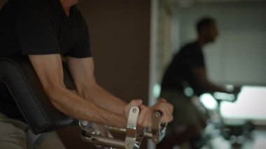 Sıkı sıkıya kavrayan egzersiz ekipmanlarının yakından çekilmiş bir görüntüsü, fitness 'e olan bağlılığa büyük bir önem veriyor.