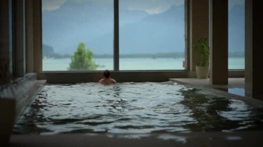 Lüks bir kaplıcada, nefes kesen dağ manzarası ve huzur veren, rahatlatıcı sularla sonsuz bir rahatlama.