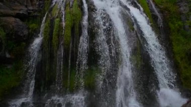 Huzurlu ve rahatlatıcı bir şelale. Doğanın kalbindeki canlı, yemyeşil taşların üzerinden rahatça akıyor.