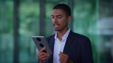 Bir profesyonel, bir tablet kullanarak, modern iletişimin özünü gözler önüne seren bir video çağrısına aktif olarak bağlanıyor.