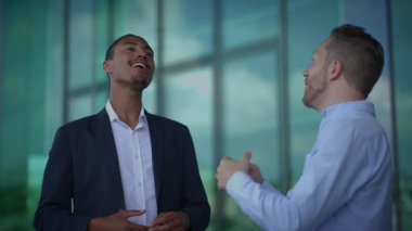 Parlak ve modern bir ofis alanında, iki yetenekli profesyonel dinamik ve anlayışlı bir sohbete girişir.