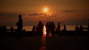 Deniz manzaralı göl suyu yavaş çekimde gün batımının altın saatinde arka planında