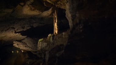 Doğal Aydınlanmış Koyu Kayalık Taş Serpiştiren Mağaralar Araştırması