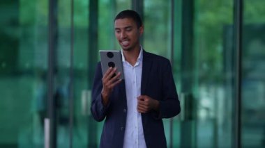 Bir profesyonel, bir tablet kullanarak, modern iletişimin özünü gözler önüne seren bir video çağrısına aktif olarak bağlanıyor.