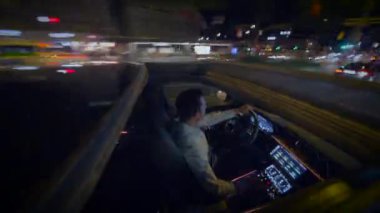 Parlak ve hareketli bir şehirde gece vakti ışıklarla dolu bir arabanın parlak ve modern bir iç çekimi.