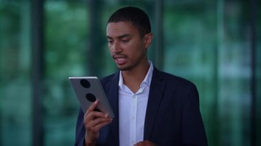 Bir profesyonel, bir tablet kullanarak, modern iletişimin özünü gözler önüne seren bir video çağrısına aktif olarak bağlanıyor.
