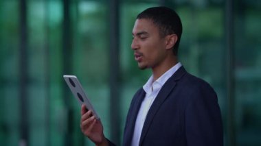 Bir profesyonel, bir tablet kullanarak, modern iletişimin özünü gözler önüne seren bir video çağrısına aktif olarak bağlanıyor.