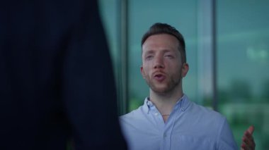 Modern ofis alanındaki profesyoneller arasında etkili bir iletişim sergileyen düşünceli bir alışveriş gerçekleşir.