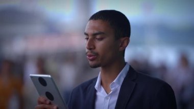 Bir profesyonel, bir tablet kullanarak, modern iletişimin özünü gözler önüne seren bir video çağrısına aktif olarak bağlanıyor.