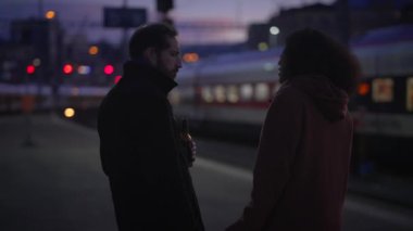 Sarhoş alkolik bir adam, gece tartışması sırasında üzgün bir kadınla tartışıyor.