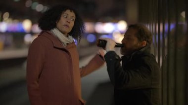 Alkol bağımlılığı sorunu olan bir erkek saldırgan ile çatışır. Yüksek kalite 4k görüntü