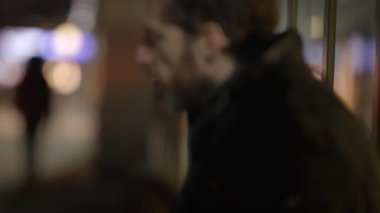 Alkol bağımlılığı sorunu olan bir erkek saldırgan ile çatışır. Yüksek kalite 4k görüntü
