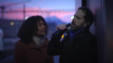 Erkek kişinin alkol bağımlılığı sorunu var. Agresif eşiyle çelişiyor.