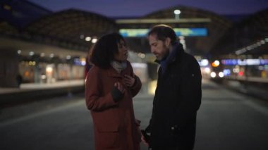 Erkek kişinin alkol bağımlılığı sorunu var. Agresif eşiyle çelişiyor.