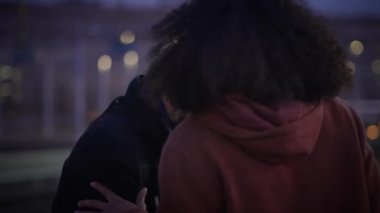 Alacakaranlık çöktüğünde, iki adam barışçıl bir anın tadını çıkarırlar, kalıcı dostluk ve yansımanın özünü kucaklarlar.