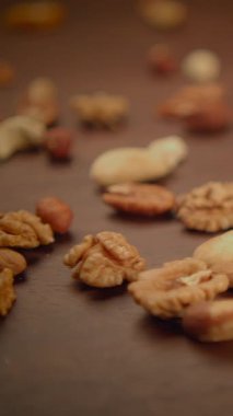 Kırsal ahşap üzerinde sergilenen çeşitli fındıklar sağlıklı atıştırmalıklar ve yaratıcı fikirler için mükemmel.