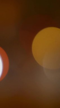 Soyut, yumuşak odak çemberleri sıcak ve davetkar renkler halinde bir araya gelerek rüya gibi bir atmosfer yaratıyor.