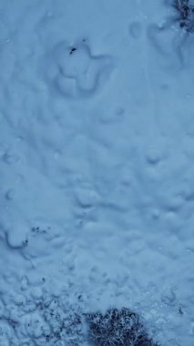 Eşsiz desenlerini ve derinliğini detaylarıyla gösteren güzel desenli bir kar yüzeyinin yakından görüntüsü.