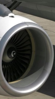 Bu uçak jet motoru türbininin ayrıntılı bir görüntüsü. Karmaşık bıçaklarını ve genel tasarım özelliklerini gösteriyor.