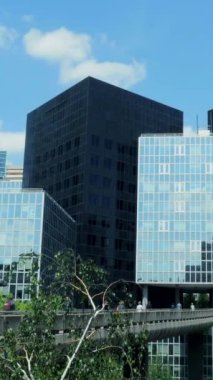 Çağdaş ofis binalarının göz kamaştırıcı ve nefes kesici görüntüsü yansımaları olan parlak ve modern tasarımlar sergiliyor.