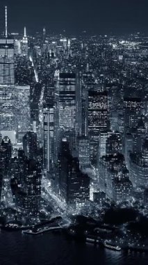 New York City 'nin göz alıcı tek renkli görüntüsü. Geceleri gökyüzü parıl parıl parlıyor..