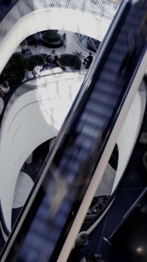 Zarif kıvrımları ve güzel yansımaları olan çağdaş bir avlunun büyüleyici ve çarpıcı bir görüntüsü.