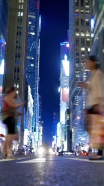 Aydınlatılmış gökdelenleri ve enerjik caddeleri olan büyüleyici bir New York manzarası.