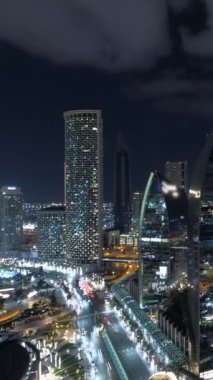 Büyüleyici gece boyunca sayısız ışığın aydınlattığı nefes kesici bir şehir silüeti manzarası.