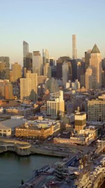 Gökdelenleri ve gün batımında canlı bir rıhtımla çarpıcı bir şehir manzarası, şehir yaşamını ve canlılığını yakalıyor.