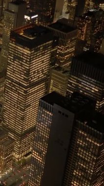 Göz kamaştırıcı bir hava manzarası. Canlı bir şehirde gece güzelce aydınlatılan gökdelenler.