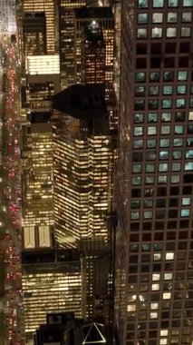 Nefes kesici bir hava manzarası, parlak caddeleri ve yükselen gökdelenleri olan, geceleri canlı bir şehir sergiliyor.