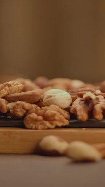 Çeşit çeşit fındık tabağı. Atıştırmak ya da yemek pişirmek için birebirdir.