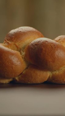 Örgülü tebeşir ekmeği parlak, davetkar bir kabuğa sahiptir. Bu da onu her mutfak ortamında mükemmel kılar.