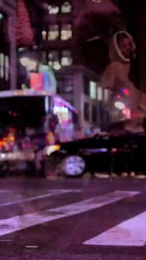 Güzel bulanık bir şehir gece sahnesi hareketli bir aracı canlı, renkli ışıkların arasında sergiliyor.