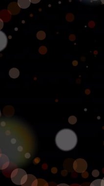 Büyüleyici ve büyüleyici canlı, renkli Bokeh ışıkları karanlık bir arka plana güzelce saçılmış.