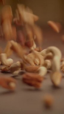 Değişik nesnelerin çarpıcı düşüşünü yakalayan hareketlerini ve akıcılıklarını güzel bir şekilde gösteren dinamik bir çekim.