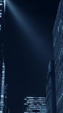 Şehir gökdelenlerinin çarpıcı bir gece manzarası, çarpıcı ve canlı ışıklarla aydınlatılmış.