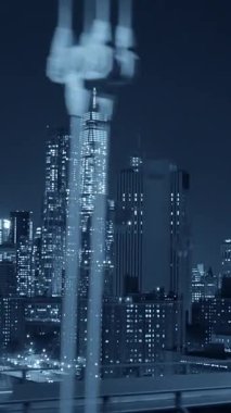 Etkileyici gökdelenler ve parlak ışıklarla dolu canlı bir şehrin göz kamaştırıcı ve nefes kesici gece manzarası