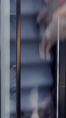 Bulanık bir görüntü, canlı şehir yaşamının gerçek özünü cam bir asansörde etkili bir şekilde yakalar.