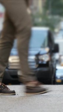 Canlı şehir trafiğinin ortasındaki kaldırımda çeşitli ayakların büyüleyici bir görüntüsü, şehir yaşamını gözler önüne seriyor.