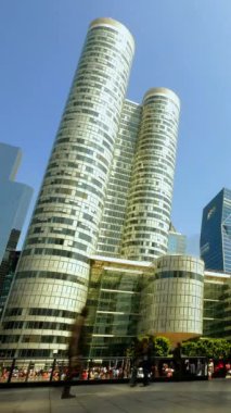 İkiz kuleler, canlı bir şehir zemininde modern mimari tasarımın özünü güzel yansıtıyor.