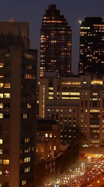 Geceleri parlak bir şekilde aydınlatılan nefes kesen şehir silueti modern gökdelen mimarisinin güzelliğini gözler önüne seriyor.