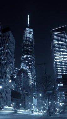 Nefes kesen mavi bir manzara modern şehir siluetini sergiliyor gece gökyüzüne karşı güzelce aydınlatılıyor.