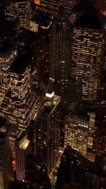 Çarpıcı bir hava görüntüsü, gece boyunca sayısız ışıkla parıldayan canlı bir şehrin siluetini yakalıyor.