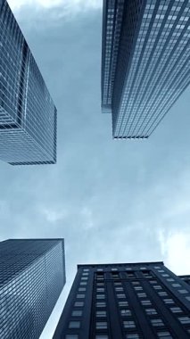 Güzel bulutlu gökyüzüne bakan gökdelenlerin manzarası büyüleyici ve nefes kesici.