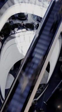 Pürüzsüz çizgiler ve modern estetik içeren eşsiz bir mimari tasarımı sergileyen yakın plan bir bakış açısı