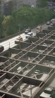 Şehir trafik modellerini ve etkileyici bir inşaat yapısını gösteren hava manzarası.